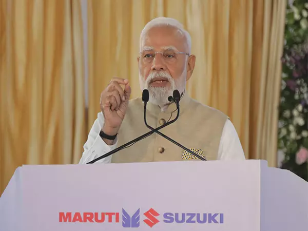PM मोदी को अहमदाबाद हवाई अड्डे पर भावभीनी विदाई दी गई PM मोदी को अहमदाबाद हवाई अड्डे पर भावभीनी विदाई दी गई