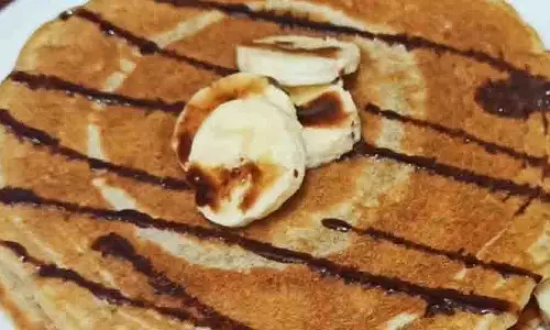 Banana Pancake: मिठाई में कुछ अलग और नया ट्राई करें Banana Pancake: मिठाई में कुछ अलग और नया ट्राई करें