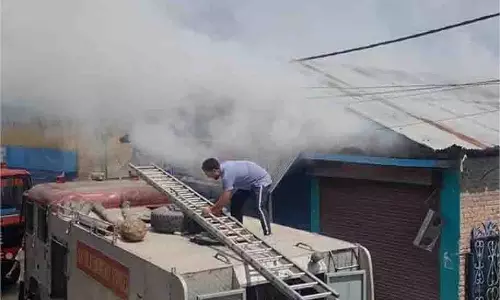 Jammu-Kashmir: रिहायशी मकान और दुकानें तबाह, लोग इधर-उधर भागे Jammu-Kashmir: रिहायशी मकान और दुकानें तबाह, लोग इधर-उधर भागे
