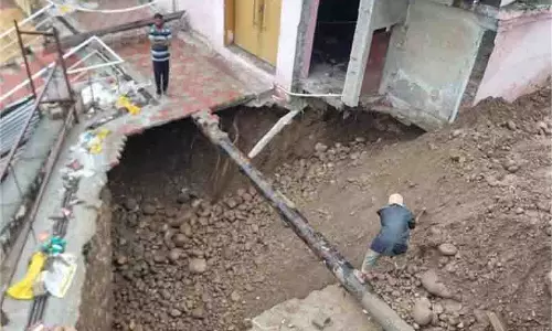 Jammu-Kashmir:  प्रसिद्ध मंदिर पर मंडराया खतरा, स्थानी लोगों ने प्रशासन से की मांग