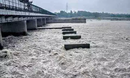 Prayagraj:फिर उफनाई गंगा-यमुना, 24 घंटे में 70 सेंटीमीटर बढ़ा जलस्तर Prayagraj:फिर उफनाई गंगा-यमुना, 24 घंटे में 70 सेंटीमीटर बढ़ा जलस्तर