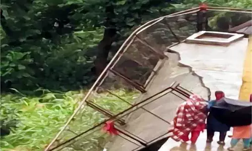Himachal: भारी बारिश के बीच 8 कमरों का मकान ढहा, परिवार बेघर
