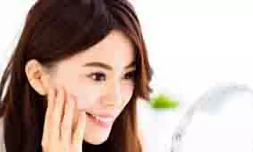 Skincare Routine: सुबह उठते ही अपनाएं ये  आदतें, पाएगी चमकदार त्वचा
