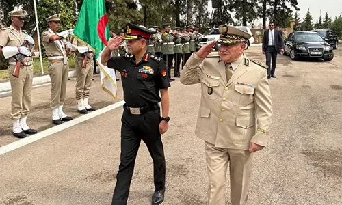 Algeria: जनरल उपेंद्र द्विवेदी ने गार्ड ऑफ ऑनर का निरीक्षण, द्विपक्षीय रक्षा सहयोग पर चर्चा Algeria: जनरल उपेंद्र द्विवेदी ने गार्ड ऑफ ऑनर का निरीक्षण, द्विपक्षीय रक्षा सहयोग पर चर्चा