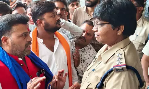 Indore : जान से मारने की धमकियों को लेकर दलितों में आक्रोश Indore : जान से मारने की धमकियों को लेकर दलितों में आक्रोश
