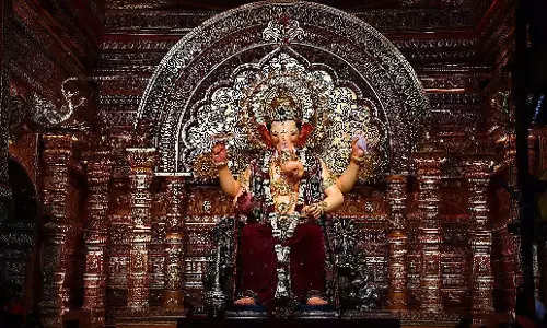 Ganesh Chaturthi 2025: शुभ त्योहार के दौरान मुंबई के प्रसिद्ध गणपति पंडालों के दर्शन करें