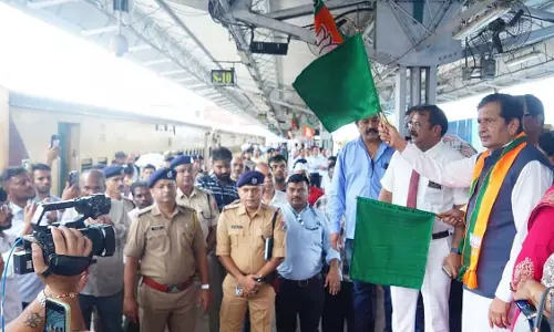 गणपति बप्पा मोरया के जयकारों के बीच CSMT से नमो एक्सप्रेस को हरी झंडी दिखाई गई गणपति बप्पा मोरया के जयकारों के बीच CSMT से नमो एक्सप्रेस को हरी झंडी दिखाई गई