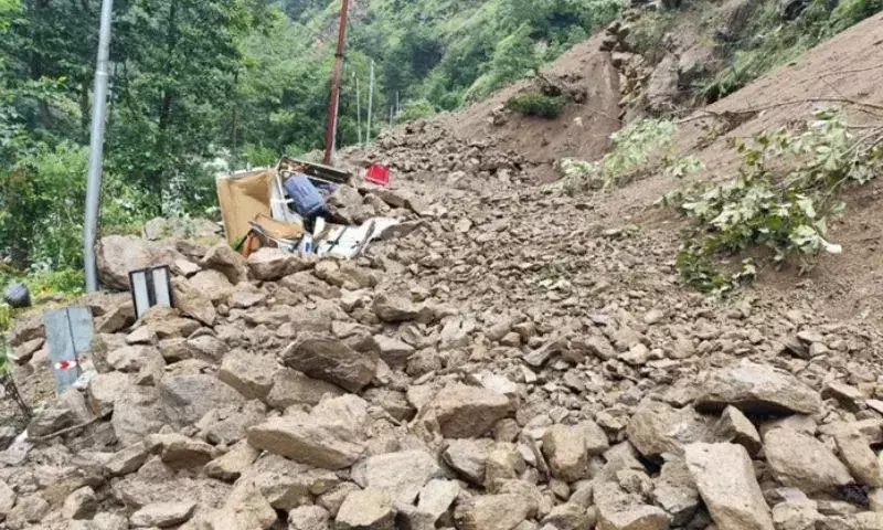 Arunachal: बालीपारा-चारदुआर-तवांग मार्ग पर भारी भूस्खलन, यातायात बाधित