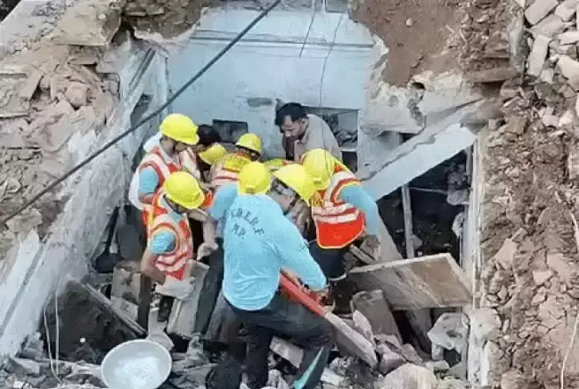 Gwalior: जर्जर मकान ढहने से मलबे में दबे युवक, दो घायल