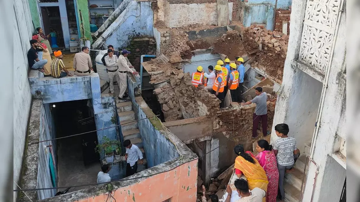 Gwalior: रंगयाना मोहल्ले में मकान गिरा, 1 की मौत, 2 घायल Gwalior: रंगयाना मोहल्ले में मकान गिरा, 1 की मौत, 2 घायल