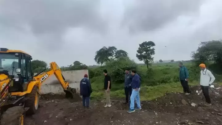 Indore: सरकारी भूमि पर कब्जा हटाने की इंदौर में कार्रवाई