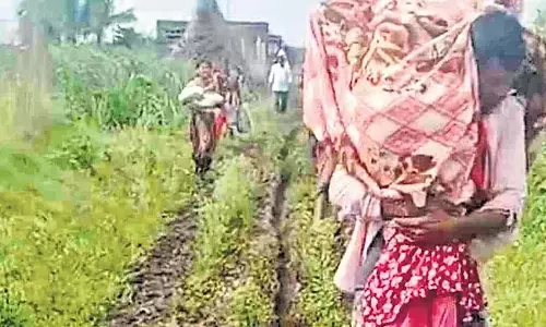 Karnataka : एम्बुलेंस के लिए मां और नवजात शिशु को लेकर 1.5 किमी पैदल चला परिवार