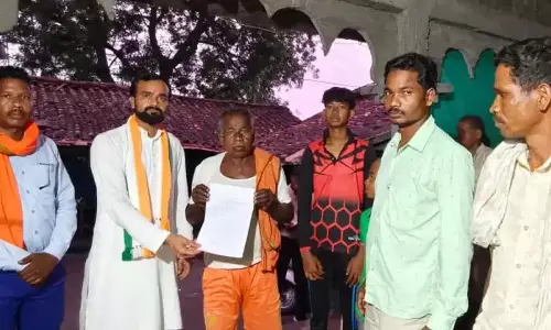 झोलाछाप डॉक्टरों की लापरवाही ने ली युवक की जान, परिजनों का रो-रोकर बुरा हाल झोलाछाप डॉक्टरों की लापरवाही ने ली युवक की जान, परिजनों का रो-रोकर बुरा हाल