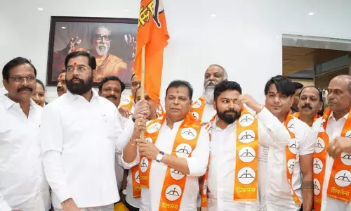 Maharashtra : पूर्व मनसे और राकांपा-सपा पार्षद पाला बदलकर ठाणे में शिवसेना में शामिल