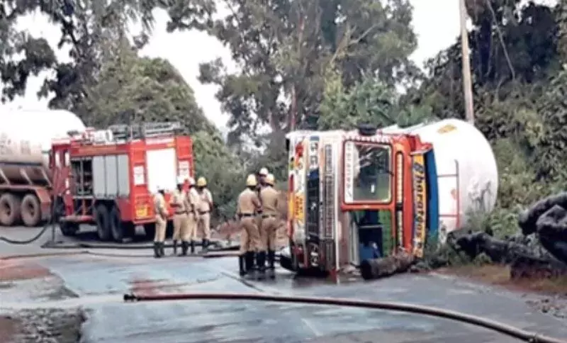 Manipur: NH-37 पर LPG टैंकर वाहन खाई में गिरने से चालक की मौत Manipur: NH-37 पर LPG टैंकर वाहन खाई में गिरने से चालक की मौत