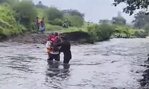 सड़क न होने के कारण इगतपुरी में इलाज के लिए बुजुर्ग महिला को 3 किलोमीटर तक पीठ पर ढोया गया सड़क न होने के कारण इगतपुरी में इलाज के लिए बुजुर्ग महिला को 3 किलोमीटर तक पीठ पर ढोया गया