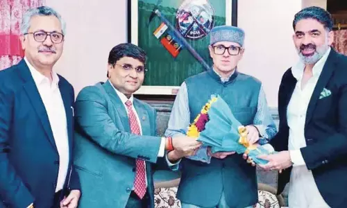 ICC प्रतिनिधिमंडल ने सीएम उमर अब्दुल्ला से मुलाकात की, निवेश प्रस्ताव रखे ICC प्रतिनिधिमंडल ने सीएम उमर अब्दुल्ला से मुलाकात की, निवेश प्रस्ताव रखे