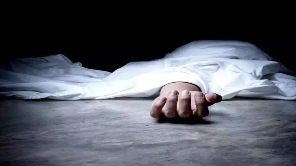 Deoghar: अस्पताल में प्रसव के दौरान महिला की मौत, परिजनों ने किया हंगामा Deoghar: अस्पताल में प्रसव के दौरान महिला की मौत, परिजनों ने किया हंगामा