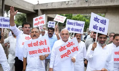 Congress  विधायकों ने किया विरोध प्रदर्शन, कहा- चुनाव आयोग ने खो दी विश्वसनीयता