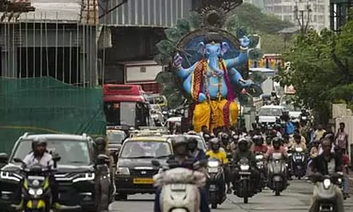 Mumbai : गणेश प्रतिमाएं विभिन्न थीमों को प्रदर्शित करती हैं, गणेशोत्सव के दौरान जागरूकता फैलाती हैं Mumbai : गणेश प्रतिमाएं विभिन्न थीमों को प्रदर्शित करती हैं, गणेशोत्सव के दौरान जागरूकता फैलाती हैं