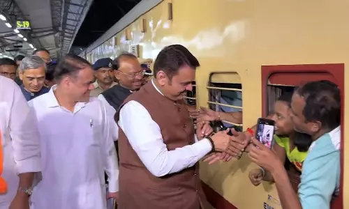 Maharashtra CM : मुंबई से कोंकण के लिए पहली गणपति स्पेशल ट्रेन को हरी झंडी दिखाई Maharashtra CM : मुंबई से कोंकण के लिए पहली गणपति स्पेशल ट्रेन को हरी झंडी दिखाई