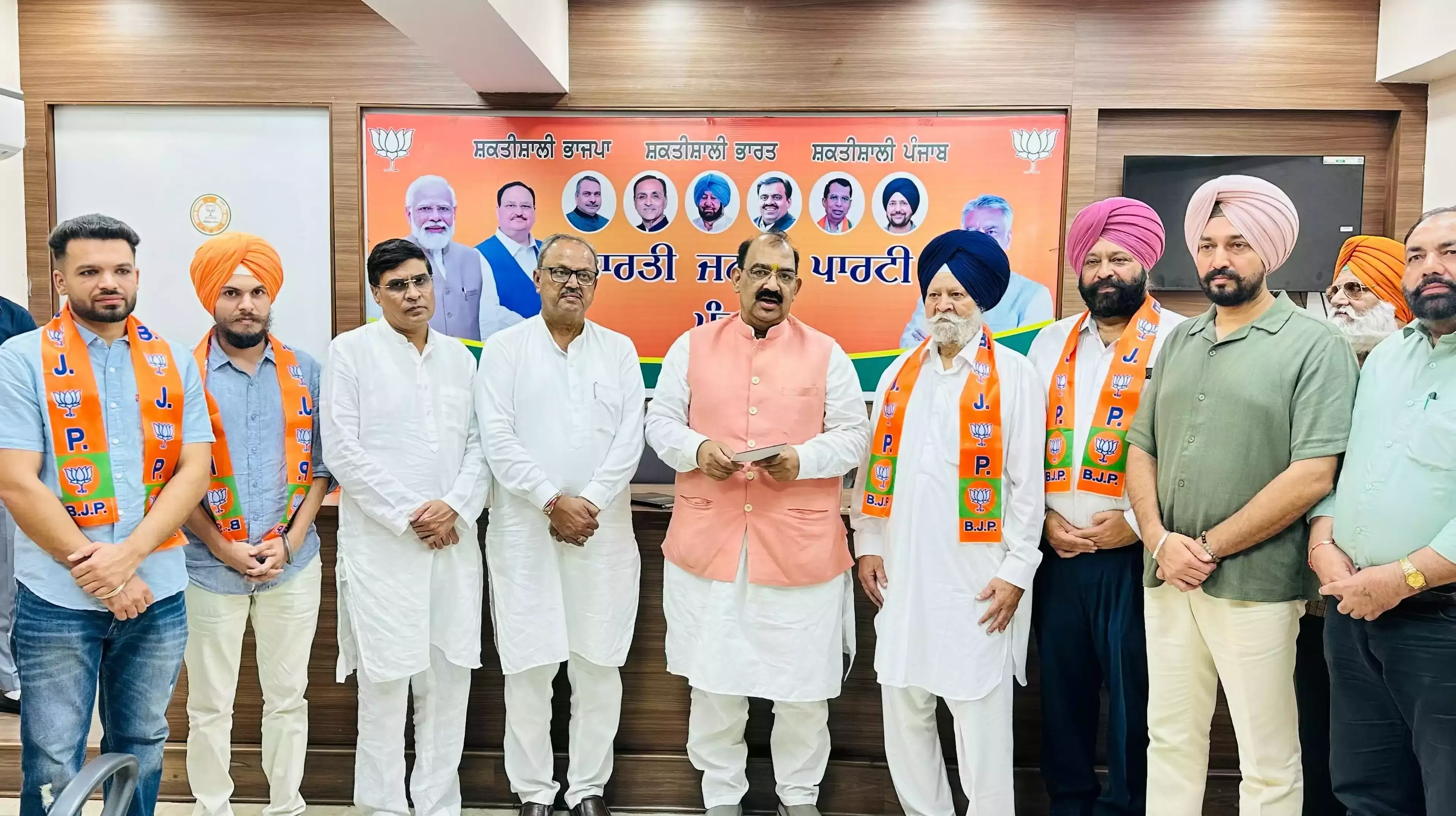 Chandigarh: भाजपा में शामिल हुए हरकनवलजीत सिंह और उनके साथी