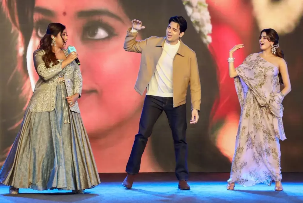 Janhvi Kapoor ने मां के डांस ऑफ रेज प्रदर्शन को बताया भावनाओं और संघर्ष से परिपूर्ण Janhvi Kapoor ने मां के डांस ऑफ रेज प्रदर्शन को बताया भावनाओं और संघर्ष से परिपूर्ण