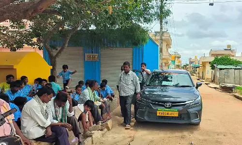 Chikkaballapura : बच्चों ने सरकारी स्कूल के शिक्षकों के खिलाफ किया प्रदर्शन Chikkaballapura : बच्चों ने सरकारी स्कूल के शिक्षकों के खिलाफ किया प्रदर्शन