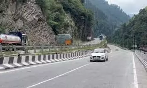 Banihal: एहतियात के लिए राजमार्ग पर यातायात बंद किया गया Banihal: एहतियात के लिए राजमार्ग पर यातायात बंद किया गया