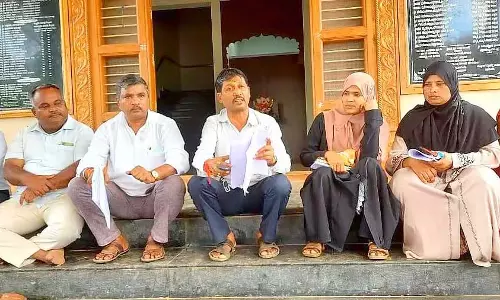 शिग्गावी नगर पालिका अध्यक्ष सिद्धार्थ गौड़ा के खिलाफ कुछ सदस्यों ने किया विरोध प्रदर्शन