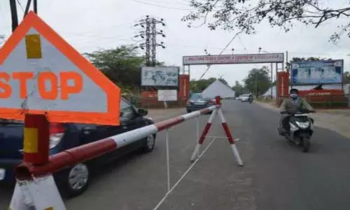Secunderabad छावनी में अवैध रूप से सड़क बंद करने के खिलाफ निवासियों ने किया प्रदर्शन Secunderabad छावनी में अवैध रूप से सड़क बंद करने के खिलाफ निवासियों ने किया प्रदर्शन