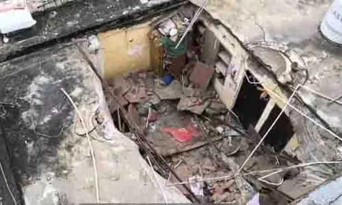 Delhi: द्वारका में लगातार बारिश के कारण छत गिरने से 2 लोग घायल Delhi: द्वारका में लगातार बारिश के कारण छत गिरने से 2 लोग घायल