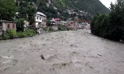 Kullu: व्यास नदी के उफान से कुल्लू में मकान और दुकानें बहीं