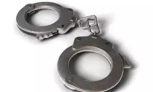 Mumbai : नाबालिग छात्रा से छेड़छाड़ के आरोप में ट्यूशन टीचर गिरफ्तार Mumbai : नाबालिग छात्रा से छेड़छाड़ के आरोप में ट्यूशन टीचर गिरफ्तार