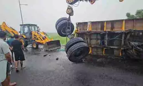 Bathinda-Chandigarh राष्ट्रीय राजमार्ग पर 22 पहिया ट्रक-ट्रेलर पलटा Bathinda-Chandigarh राष्ट्रीय राजमार्ग पर 22 पहिया ट्रक-ट्रेलर पलटा