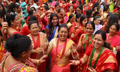 नेपाली हिंदू महिलाएं तीज मनाती हैं, दर्द और चिंता करती हैं साझा नेपाली हिंदू महिलाएं तीज मनाती हैं, दर्द और चिंता करती हैं साझा