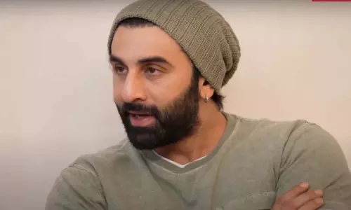 फ्लाइट में टीम मेंबर से मिलते ही Ranbir Kapoor ने किया कुछ मजेदार काम फ्लाइट में टीम मेंबर से मिलते ही Ranbir Kapoor ने किया कुछ मजेदार काम