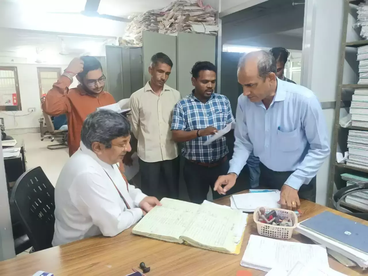 Hisar: मेयर ने शाखा व सुविधा केंद्र का किया दौरा Hisar: मेयर ने शाखा व सुविधा केंद्र का किया दौरा