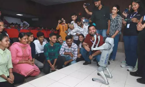 AI-संचालित रोबोटिक कुत्ते ने कमान संभाली, छात्रों को चौंकाया