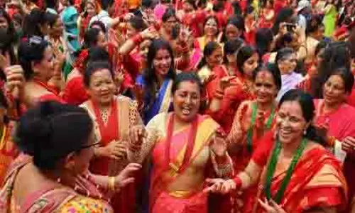 Nepali हिंदू महिलाएं तीज मनाती हैं, दर्द और चिंता साझा करती हैं Nepali हिंदू महिलाएं तीज मनाती हैं, दर्द और चिंता साझा करती हैं