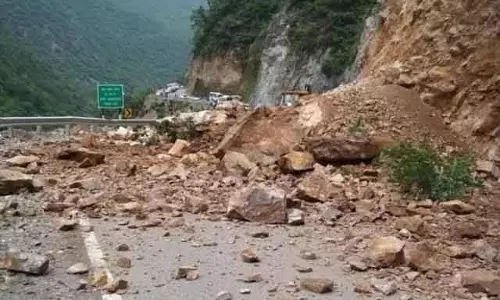 Champawat: भूस्खलन से युवक दबा, ग्रामीणों में चिंता का माहौल Champawat: भूस्खलन से युवक दबा, ग्रामीणों में चिंता का माहौल
