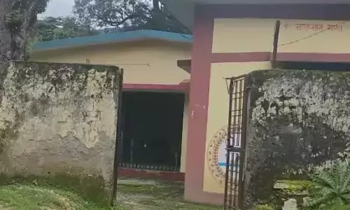 Gopeshwar: नेपाली मजदूरों ने पीएचसी में अस्थायी डेरा बनाया Gopeshwar: नेपाली मजदूरों ने पीएचसी में अस्थायी डेरा बनाया