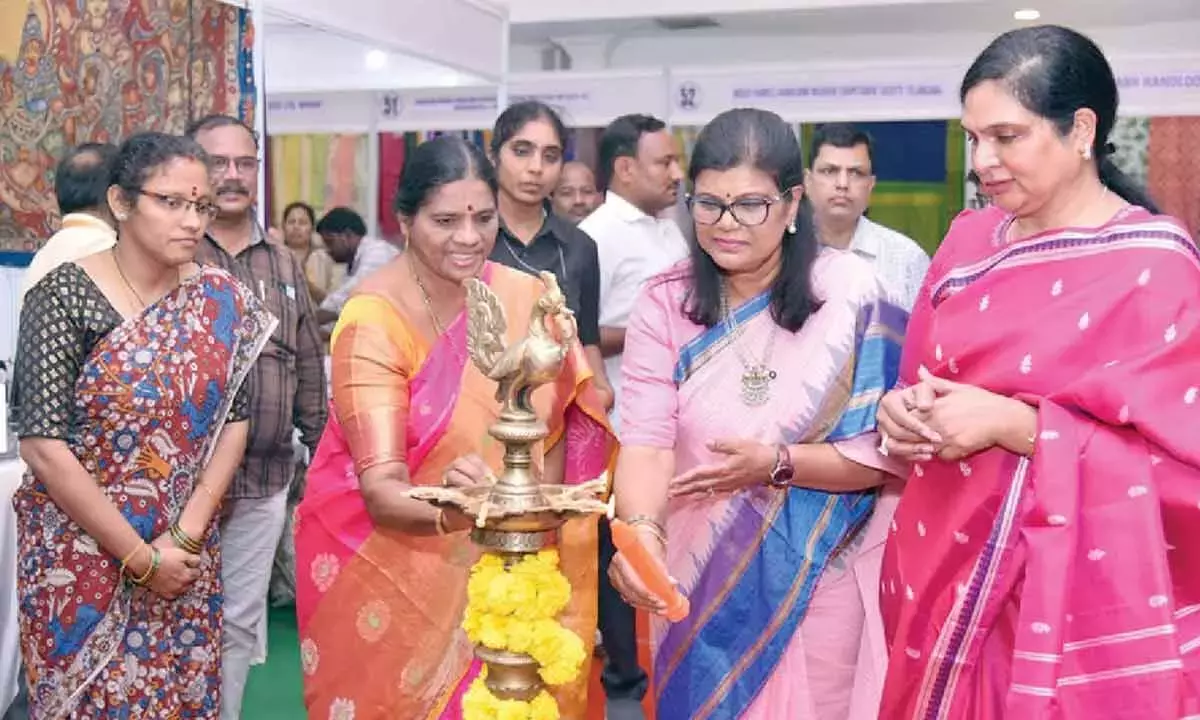 Andhra: गांधी बुनकर मेले का उद्घाटन किया गया Andhra: गांधी बुनकर मेले का उद्घाटन किया गया