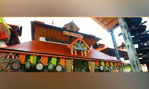 Kerala: गैर-हिंदू व्लॉगर के मामले सामने आने के बाद गुरुवयूर मंदिर शुद्धिकरण अनुष्ठान आयोजित करेगा