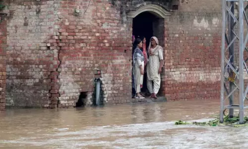 भारत द्वारा बाढ़ग्रस्त नदियों से पानी छोड़े जाने पर पाकिस्तान ने हजारों लोगों को निकाला