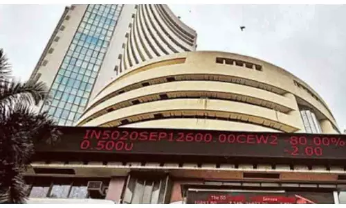 Sensex 81 हजार से नीचे फिसला, अमेरिकी टैरिफ से बाजार में हलचल