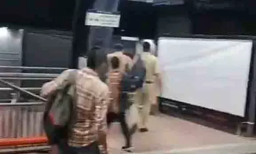 दिल्ली मेट्रो स्टेशन पर गाली-गलौज, CISF ने नशेड़ी युवक को काबू किया दिल्ली मेट्रो स्टेशन पर गाली-गलौज, CISF ने नशेड़ी युवक को काबू किया