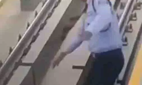 Bengaluru: नींद में चलते हुए मेट्रो गार्ड पटरी पर गिरा, CCTV में कैद