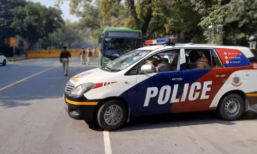 New Delhi: पुलिस की बड़ी कार्रवाई, चोरी में दो भाई गिरफ्तार New Delhi: पुलिस की बड़ी कार्रवाई, चोरी में दो भाई गिरफ्तार