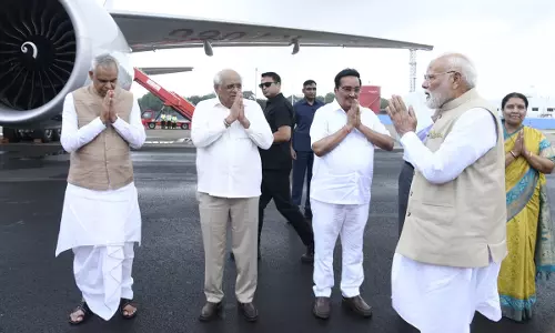Ahmedabad: प्रधानमंत्री मोदी को अहमदाबाद एयरपोर्ट पर किया गया विदाई समारोह